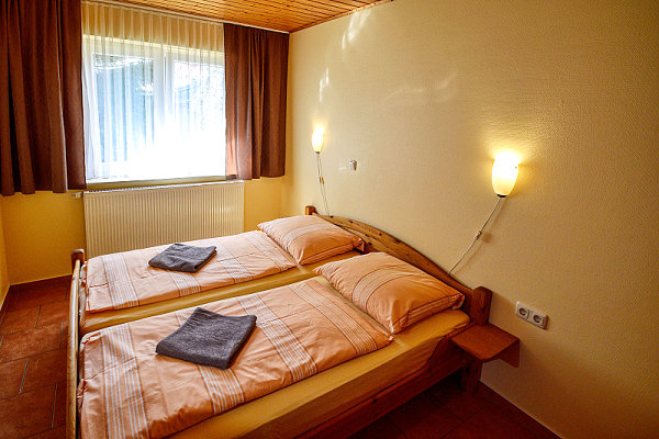 Ferienwohnung Zinnowitz auf Usedom - Wohnzimmer mit Esstisch und Couch